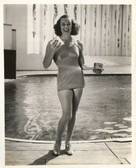 Спам да не тот.

Элеонора Холм олимпийская чемпионка помогает рекламировать мясные консервы в Нью-Йорке. Всемирная выставка, 1940 год.

Источник:  © Fishki.net

Спам как раз именно тот самый)
Первоначально слово «SPAM» появилось в 1936 г. Оно расшифровывалось как «Spiced ham» (острая ветчина), а также «Shoulder of pork and ham» (свиные лопатки и окорока) и было товарным знаком для мясных консервов компании Hormel Foods Corporation острого колбасного фарша из свинины.
После Второй мировой войны остались огромные запасы этих консервов, изготовленные для снабжения во время войны не только американских солдат, но и солдат союзников по программе ленд-лиза. Для того, чтобы сбыть свою продукцию не первой свежести, компания Hormel Foods провела первую в своем роде рекламную кампанию. Слово «SPAM» бросалось в глаза на каждом углу, с витрин всех дешёвых магазинов, оно было написано на бортах автобусов и трамваев. Это слово можно было прочесть на фасадах домов и в газетах. Реклама консервов «SPAM» беспрерывно транслировалась по радио.
Всемирную известность в применении к назойливой рекламе термин «SPAM» получил благодаря знаменитому скетчу «Спам» из известного телевизионного шоу «Летающий цирк Монти Пайтона».
В 1986 г. в конференциях Usenet появилось множество одинаковых сообщений от некоего Дэйва Родеса, который рекламировал новую финансовую пирамиду. Заголовок гласил: «Заработай кучу денег», а в письмах содержалась инструкция, как это сделать. Автор с завидным упорством продолжал дублировать свои тексты, и они настолько приелись подписчикам, что их стали сравнивать с рекламируемыми в скетче консервами. Так за словом «спам» закрепилось новое значение, позднее перешедшее в компьютерную терминологию для обозначения назойливых рекламных рассылок.