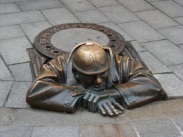 Памятник сантехнику Степанычу слямзили с памятника сантехнику Чумил в Братиславе.