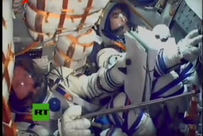 Командир Союза не может дотянутся рукой до кнопок на пульте перед собой. Для этого используется специальная палочка. Нанотехнологии в действии)