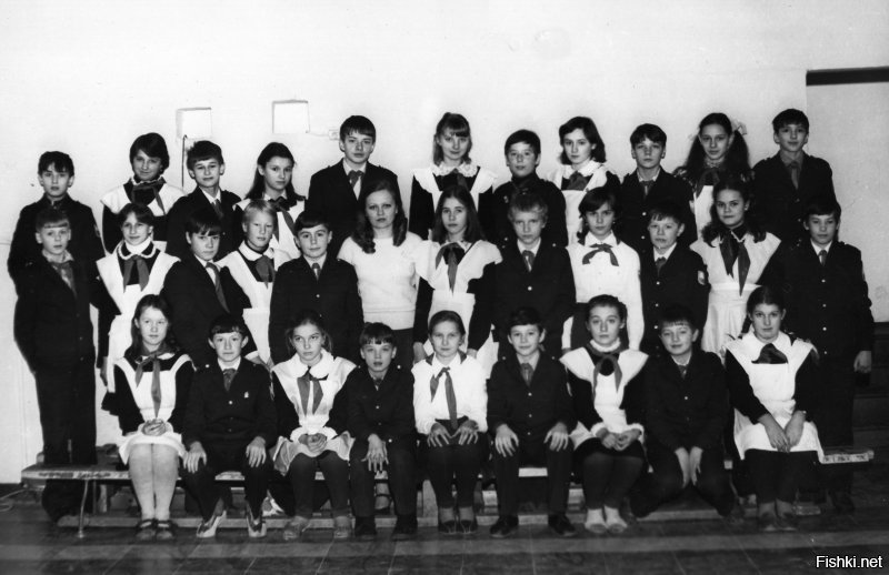 Ну, отчего же? Вот фото моего класса, 1984 год. г. Североморск, Мурманской обл. Прекрасно видно, что и фартуки и платья у девочек различаются.