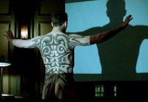 "Тело мужчины было разрисовано рунами и покрыто золотой краской"
вспомнился чел из "Красного дракона"