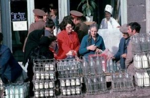 А "умные" дяденьки по телевизеру и в интернете рассказывают, что в СССР был голод, очереди за молоком были по 50 человек на бутылку и в очередях обезумевшие от голода люди убивали друг друга, а те кого не убили - сами падали замертво от голода. Потом, как водится, всех расстреливали и зачищали нквдешники и закапывали в катыни.:)