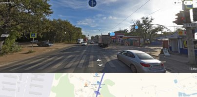 Пересмотрел видео и фото, нашел это место на карте. Там по 2 ряда, в каждую сторону.
По ходу белое авто не глядя перестроилось с правого ряда, в левый. Ну а дед ехал слишком быстро, и просто не успел затормозить. Ничего лучше не придумал как крутануть руль на встречку, чтоб избежать столкновения с попутным авто.

Кстати, такая ошибка у большинства. Вместо того чтоб бить попутку - выруливают на встречку. Очень много смертей из-за этой ошибки.

Вот скрин с карты, этого места.