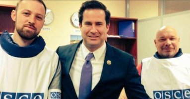 Хе-хе. Добрый американский дядя-ЦРУшник обучает россияненов-оппозиционеров, как им правильно вбрасывать факовые новости. Цель - факнуть тоталитарного Путина и свалить его. Это хорошо и демократно. А если путинские агенты вбрасывают факовые новости в МордоКнигу, то это уже уголовное преступление против американской свободы и демократии. За это полагаются тюремные сроки и санкции. Вот она, гибридно-асимметричная война.