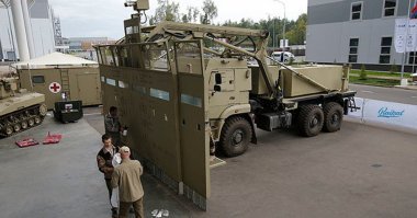 вы знаете, вот тупо для разнообразия, было бы интересно посмотреть на смену власти. народ имеет на это право. по всем законам. формальным,житейским, поповским...

да и оплачено все давно этим самым народом.

вот только народные деньги, идут не на благо народа, а скорее наоборот...
т.е. т.н. "слуги народа", тратят народные деньги для защиты от своих избирателей.

правда, как минимум смешно все это?