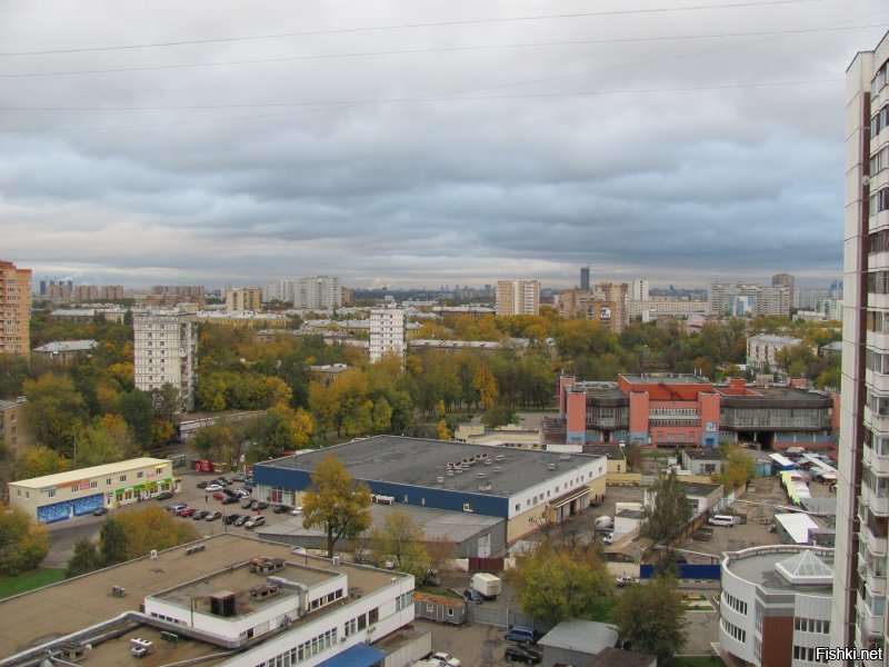 Очередной говноналивной пост. Понадёргано, чего похуже в Питере и чего получше где-то ещё. В Москве, например, можно найти сколько угодно и так и этак и не только в новых районах, а и в старых тоже. Не нравятся многоэтажки - поезжай в отдельный коттедж на за город, там дороже, зато на природе.
Вот вид из моего окна...