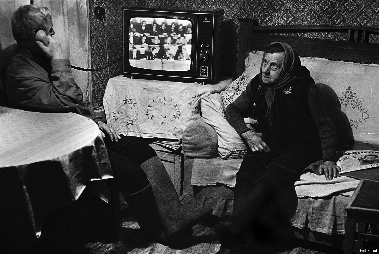 Почему слушают радио. Документальная фотография СССР. Советские люди у телевизора.