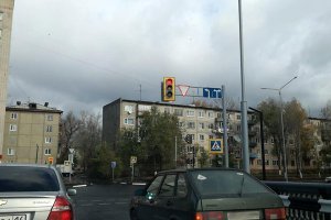 Сейчас бы поворачивать налево с правой полосы и чтобы тебя еще с левой полосы все пропускали, ведь у них помеха справа :)
Нет, конечно же есть такие перекрестки, где разрешено с правой полосы поворачивать налево, но перед такими перекрестками, как правило, знаки ставят с направлением движения. В данном случае знака не было.