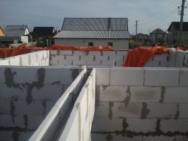 Я более серьезно подходил к делу. Полноценный армопояс. Мауэрлат на шпильки, заложенные в армопоясе, посажен для гидроизоляции на битумную мастику. Ни одного гвоздя в конструкции.