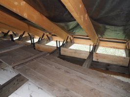 Я более серьезно подходил к делу. Полноценный армопояс. Мауэрлат на шпильки, заложенные в армопоясе, посажен для гидроизоляции на битумную мастику. Ни одного гвоздя в конструкции.