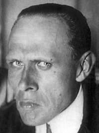 Человек устроен из трёх частей,
из трёх частей,
из трёх частей.
Хэу-ля-ля,
дрюм-дрюм-ту-ту!
Из трёх частей человек!

Борода и глаз, и пятнадцать рук,
и пятнадцать рук,
и пятнадцать рук.
Хэу-ля-ля,
дрюм-дрюм-ту-ту!
Пятнадцать рук и ребро.
Посмотрел на фото и стало понятно, что с таким лицом, наверное, только такие стихи и сочинялись...