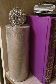 У меня книги падали с полок всё время. Упаковка от Принглс, готовая цементная смесь, внутри цемента еще накидали гвоздей, гаек и др. железок для веса. Сверху аэрозольная краска. помпошка сверху досталась от оформления букета, когда-то подаренного.  Всего 3 шт сделано.