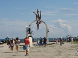 Второе фото, мне кажется, из Абхазии, из Пицунды.