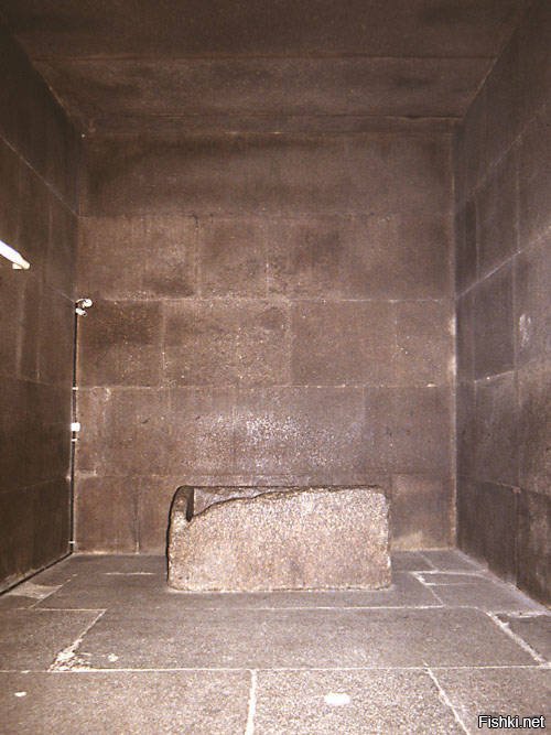 коридоры и большая галерея из пирамиды Хеопса (Великая пирамида), а вот погребальная камера и саркофаг  на фото - из пирамиды Хефрена. вот саркофаг и камера царя из пирамиды Хеопса: