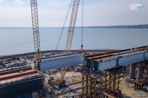 Всем доброй ночи! 
Самое большое счастье для кота - это когда повар носит тебя на руках :)




А поезда уже ходят по мосту :)