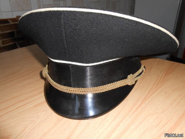 Если бы эту шапку увидели мичмана СФ времён СССР - они бы застрелились от зависти! Нашёл такой предмет народной гордости, но только в офицерском варианте.