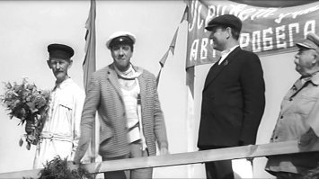 Войска гарнизонов выстраивались вдоль железной дороги и отдавали честь. Патрули боролись за честь остаться с личным составом из незнакомой части. У паромной переправы стоял гвардейский крейсер, украшенный праздничными флагами расцвечивания. Все буквы на приветственных плакатах были заглавными.