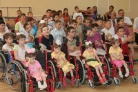 И все сразу представили себе таких детей-инвалидов над которыми она призывала насмехаться......


По форме она сказала она неправильно а вот по сути 100% верно........

В школе нас водили в Кунсткамеру и показывали заспиртованных детей которые рождались от наркоманов и алкоголиков .......Бл*дь    вот это было жутко, страх пробирался до самых кишок.......
И сразу возникал вопрос который и задавался экскурсоводу "А почему их не усыпляли при рождении ведь известно что они 100% не жильцы!"
Ответ: таков закон.........

Т.е. они должны были отмучиться 1-2, некоторые неделю .........особенно запомнилось про людей с большой головой , такие доживали до 5 лет..........