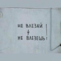 В КВНе было: "Иван Иванович (имя точно не помню), что же вы так убиваетесь? Вы же так не убьётесь". 
А еще ротный у меня в армии был, когда инструктировал караул, повторял очень часто одну шутку: "Не суйте пальцы в розетку, все равно не влезут".