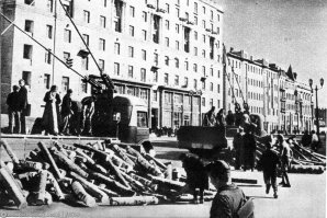 Это снимок 1942года...их на самом деле была серия и сняты они были в разных районах города, куда трамвай доставлял дрова для отопления москвичей.
Наученные горьким опытом зимы 41-го, к следующей зиме москвичи стали готовиться заранее. Летом многие жители столицы работали на лесозаготовках в Подмосковье, а в конце августа – начале сентября гнали топливо в Москву на баржах и плотах.