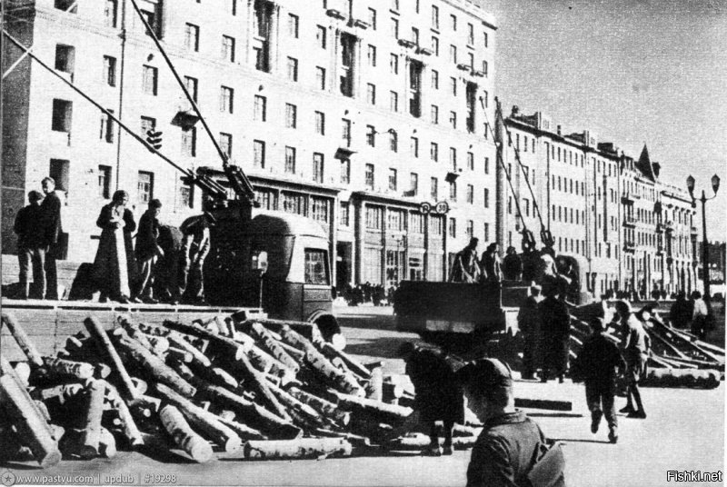 Это снимок 1942года...их на самом деле была серия и сняты они были в разных районах города, куда трамвай доставлял дрова для отопления москвичей.
Наученные горьким опытом зимы 41-го, к следующей зиме москвичи стали готовиться заранее. Летом многие жители столицы работали на лесозаготовках в Подмосковье, а в конце августа – начале сентября гнали топливо в Москву на баржах и плотах.