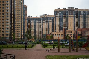 Тот же Питерский район "Парнас", но фото в другом ракурсе, не выгодном для одувана. Да, в районе есть проблемы с социальной инфраструктурой, с парковками. Но приписать к недостаткам огороженный газон, огороженные сеткой баскетбольные, футбольные, теннисные площадки - это, мягко говоря, тупость. Вопрос: через сколько времени в таком районе без ограждения на газоне будут парковаться "ч"удаки на машинах? Да и много ума не надо найти грязь в активно строящемся районе и выложить со словами "это так везде".