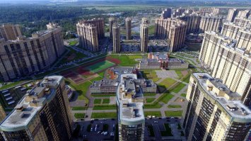 Тот же Питерский район "Парнас", но фото в другом ракурсе, не выгодном для одувана. Да, в районе есть проблемы с социальной инфраструктурой, с парковками. Но приписать к недостаткам огороженный газон, огороженные сеткой баскетбольные, футбольные, теннисные площадки - это, мягко говоря, тупость. Вопрос: через сколько времени в таком районе без ограждения на газоне будут парковаться "ч"удаки на машинах? Да и много ума не надо найти грязь в активно строящемся районе и выложить со словами "это так везде".