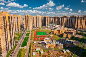 Тот же Питерский район "Парнас", но фото в другом ракурсе, не выгодном для одувана. Да, в районе есть проблемы с социальной инфраструктурой, с парковками. Но приписать к недостаткам огороженный газон, огороженные сеткой баскетбольные, футбольные, теннисные площадки - это, мягко говоря, тупость. Вопрос: через сколько времени в таком районе без ограждения на газоне будут парковаться "ч"удаки на машинах? Да и много ума не надо найти грязь в активно строящемся районе и выложить со словами "это так везде".