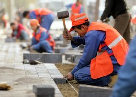 ХопХэй 

1) по безработице первые месяцы не платят и не ставят на учёт. Типа зачем оформлять, щас всё будет

2) 3 отказа от работы - снимают с учёта. А работы ниже себеса рабочего времени полно. Хлеборезкой на заводе. По цене ниже стоимости электричества ля автоматической хлеборезки. Дворников, но расписываться бушь за куда большую сумму чем получать. Или скажем на комбинат кормов где без маски дышать не возможно и все сотрудники кашляют не переставая . Потому что оборудование того.. давно не исправно. лет 20 как. И при реальной работе там пылюка стоит несовместимая с сохранением здоровья.
РАботы полно - да. Противоречащей законодательству. На дураков спрос отличный - всякие алкаши мрут как мухи. всем польза. 

3) Первое что  предлагают на бирже труда - подобрать  работу по  бырому. Тасистом  там  или  флаеры раздавать. Жить на эти  деньги  в регионах не выйдет, квартплата выше месячного  зароботка.  А ещё и  жрать  надо, но типа пока   работаешь , хоть чёто плучаешь а  на бирже тебе  ищут работу. Хотя бы разовую, хоть сезонную. Или  2 работы посменно. А то и 3 могут  согласовать графиком. Пофигу что  это незаконно  - работать по 12 часов ежедневно  без выходных вообще. Зато  на еду  хватит и квартплату.

Ага.
Работа есть.
Если  работникам платить  меньше чем стоит  автомат и  потребляемое им электричество.
Кстати отсюда и  низкая производительность  труда - наши чиновники  забывают упомянуть что  производительность  труда считается  с автоматизаций производства  вместе. Тоесть  это работчие часы и  труд  роботов в сумме. А вот  роботов  у нас нема.. отсюда низкая  эффективность  труда. 100 джамшутов дешевле  1 робота !  Особенно если  вообще  не заплатить  за пол  года и набрать  новых. что и практикуется  уже лет 10.