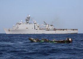 Вообще, пираты не очень разборчивы. Поэтому их нападениям подвергались многие военные корабли, с виду не похожие на боевые. За последние лет 10 пираты умудрились на испанский корабль снабжения(танкер), американский десантный корабль и даже командный корабль ВМС Франции!