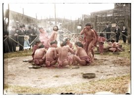 Хоспади, да чего вы все ведетесь? Таких постов сотни, берем 20 фоток 100-летней давности, среди них 1-2 трэш, нужный комментарий к ней, что-то у человека откладывается, потом еще пост такой же еще и еще. 
Затем  ты представляешь себе европейца-америкоса и чувствуешь какую-ту подсознательную гадость, хотя почему-вспомнить не можешь). А все это пара фоток отложилась на подкорке. Ладно, пара раз совпадение, но я это постоянно вижу)

Конкретно по этой фото вкратце: 
В США 150 лет назад был развит завоз всяких экзотических перцев, начинали вообще с сиамских близнецов. Впринципе, они по всему миру были актуальны, в любых цирках. Ну и вот, в 1900-м Филлипины становятся колонией штатов и на выставку привозят 1500 новых поданных. Естественно, поданным за это заплатили. 

Туземцы посветились на ней, показали янки, что страна дикая, и ее надо было "брать" иначе японцы=или какие другие финны страну бы прибрали, посмотрите на местных, ну и вернули людоедов обратно. 

Затем, два предприимчивых перца решили повторить эту тему, но в ключе неких туров. Один был женат на филлипинке даже. Один по-моему организовывал туры по стране с кучкой туземцев, другой сделал парк, в который привез нелегалов. 
Вот из этого парка и фото. Собственно, привязана девчонка в рамках некой разыгрываемой сценки, на раскрашенном фото она спиной стоит, пока папа сотоварищи шашлык жарят. 

Что потом стало? Шоумен походу перестал платить ребяткам, те разбрелись по округе,  поэтому организатора посадили за решетку на год, а филлипинцев отправили на родину за счет страны.

Так что так. Кстати, прадед Пушкина похожим образом карьеру начинал, развлекая народ, (хотя его вроде подарили Петру, т.е он был рабом), интересно, что было бы в наших учебниках по литературе, повернись все по-другому..