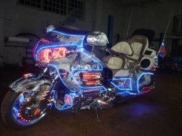 Ездит у нас по городу мотоцикл с такой подсветкой, его реально сложно не заметить, особенно в темное время суток. Ну а по видео, тут реально превышение и неадекватное восприятие дорожной ситуации. Я по молодости тоже любил газануть, но тогда и загруженность дорог была в разы меньше..