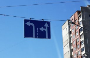 А что в этом особенного? Почему не могла быть ситуация, описанная данным знаком? Сплошь и рядом такое. Зачем сразу обвинять человека.