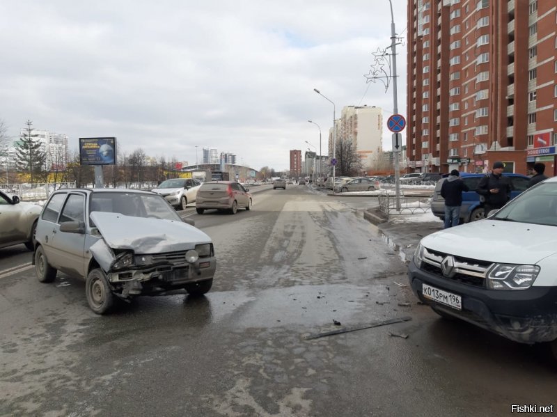 Видео, с ДТП, с моей группы.

Последствия на фото.
Ни одна падла не подошла к водителю Оки, поинтересоваться его состоянием, включая виновника.