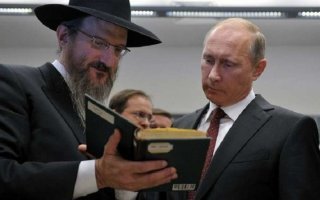 Главный лауреат премии Дарвина в номинации социал-дарвинизм - Владимир Владимирович Путин с его повышением пенсионного возраста, НДС и прочими плюшками для дорогих россиян. Заслужил потому, что всё делал по науке.