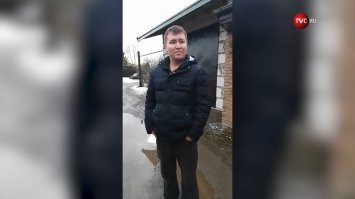 Сами вы дятлы. Дятел хозяин этого пса. Прежде чем оскорблять, нашли бы информацию, а потом п*издели! 

"Серега свое отжил": привязавший к рельсам пса объяснил свой поступок. 
Действия хозяина не останутся безнаказанными. 

В Ленинградской области произошла чудовищная ситуация. Местный житель привязал собаку к рельсам и оставил умирать. Инцидент мог бы закончиться трагично, если бы не внимательность машиниста – он остановил состав, отвязал животное и отвел его подальше от путей. 
Зоозащитники бросились на поиски спасенного пса, благо машинист успел сделать фото. Спустя несколько дней животное нашли в доме у поселка Коммунар. 
Как выяснилось, владельцем собаки оказался 40-летний мужчина, живущий вместе с родителями. В день, когда животное чуть не погибло, они заметили его пропажу, но не стали искать, так как торопились на работу. 
Владелец собаки заявил, что 14-летний пес по кличке Серега "свое отжил". При этом мужчина не подтвердил и не опроверг свою причастность к инциденту. На просьбы волонтеров отдать им собаку он ответил отказом. Теперь зоозащитники намерены привлечь нерадивого хозяина к уголовной ответственности за жестокое обращение с животным. 
Источник: