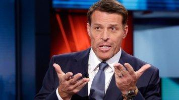 Путин такой-сякой довёл страну. 
.
В Москве прошел тренинг знаменитого американского лайф-коуча Тони Роббинса. Более 25 тысяч человек пришли на мероприятие в спортивный комплекс «Олимпийский»   люди, желавшие своими глазами увидеть, как Роббинс, известный своим умением заряжать энергией десятки тысяч людей, заставит танцевать своих поклонников и в России. За билет на шоу лайф-коуча, состояние которого на 2015 год, по данным Time, составляло $480 млн, поклонники были готовы отдать от 30 до 500 тысяч рублей.