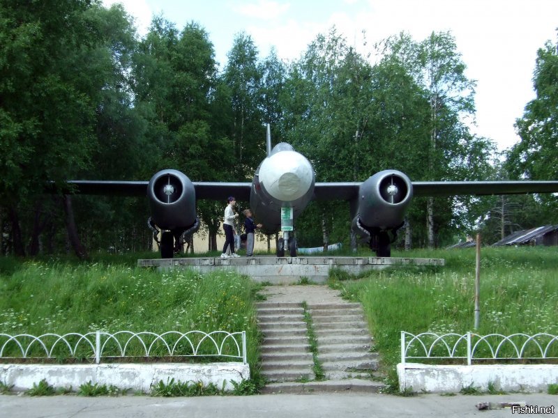 В п. Катунино (аэродром Лахта) Архангельской обл стоит на вечной стоянке Ил-28. 
Стоял на вооружении полка морской авиации. 
Позднее заменили на Ту-16, потом на Ту-22М, а ещё позднее сократили всё....