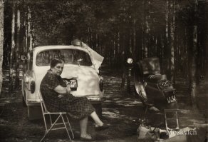 Первая фотка с "горбатым" современная стилизация. Реальные цветные фотки тех лет выглядят по другому. Плёнка давала другие оттенки, оптика тоже была другая. Плюс машина в идеальном состоянии, хром сияет и даже колёса чистые. Да и сама композиция нетипичная для тех лет. Ну не фотографировали так тогда. Типичные фотки тех лет Запорожца на природе выглядели вот так.