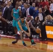 Ну тут как бы не совсем "зона", точнее совсем не "зона". Видно на видео, что последнее касание было за Raptors перед пересечением мячом средней линии.