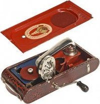 Рупор не только усиливает звук, но и расширяет частотный диапазон. С тем огрызком, что есть в корпусе, диапазон как в советском телефоне -автомате.
"Патефон карманный (так же известный как "окопный" и "пляжный") начал выпускаться перед войной, в 40м году, во время Великой Отечественной Войны использовался как средство агитации солдат речами И.В.Сталина, отчего и получил название "окопный", а в мирные времена стал называться "пляжный". В паспорте он называется как "Патефон МДП Малютка", изготовлен Московским Патефонным Заводом треста "Мосгорметаллопром". Корпус металлический, покрыт характерной молотковой эмалью с расползающимся рисунком . Размеры 28 х 12 х 6 см, несмотря на компактность благодаря конструкции может проигрывать пластинки любого размера."

"Патефон "Малютка" весом всего 2 килограмма, выпускаемый Московским Патефонным заводом с 1930 года для офицеров Красной Армии. Он вчетверо меньше своих собратьев, все детали сделаны из металла. Был очень популярен в боевых частях в годы Великой Отечественной войны."

(в комментарии к видео: "звучит как консервная банка." Я не представляю себе человека, который станет слушать такое качество без приказа командования.)