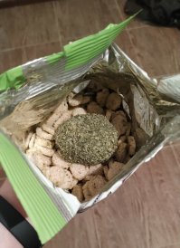 Это не специи!!!
Группа Ленинград 
Песня "В Питере - пить"
Припев:
...В Ростове шикарные плюхи.
Размером с большую печать...