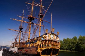 У нас в Воронеже на набережной стоит   историческая копия русского линейного корабля «Гото Предестинация»