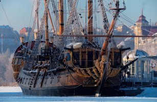 У нас в Воронеже на набережной стоит   историческая копия русского линейного корабля «Гото Предестинация»