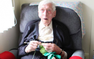 На сей раз это правда :) Малые пингвины не плюшевые, а вполне настоящие. Обитают в Новой Зеландии. Однажды в тех краях случился разлив нефти, пингвины измазались. Их стали отмывать, но моющие средства заодно смывали и защитную жировую смазку с перьев, которая делает их водоотталкивающими и пингвины стали гибнуть от переохлаждения. Вот им и понадобились свитера. Правда дедушка, о котором идёт речь, живёт в Австралии, но тема со свитерами для пингвинов была популярна и в Европе, так что не удивлюсь, что в Исландии какой-нибудь пенсионер вязал их тоже.