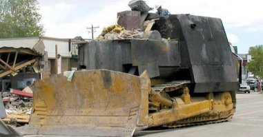 Этот товарищ не дождался бронированного бульдозера из России и пришлось ему самому стараться.... вышло, впрочем, неплохо, хотя в арктических условиях не проверялось.
