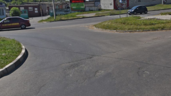 Вот картинки с перекрёстка. На первой - здесь рег заезжает на круг; на второй - сюда рег пытался продолжить движение, но его подбили. По-моему вполне хватит места для второго ряда. Впрочем, даже если ряд и один, то как правильно сказал Сергей:  "ПДД предписывают перед поворотом занимать соответствующее крайнее положение"