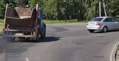 Вот картинки с перекрёстка. На первой - здесь рег заезжает на круг; на второй - сюда рег пытался продолжить движение, но его подбили. По-моему вполне хватит места для второго ряда. Впрочем, даже если ряд и один, то как правильно сказал Сергей:  "ПДД предписывают перед поворотом занимать соответствующее крайнее положение"