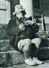 Вот мальчику подарили ботинки, 1947 год. Вот это настоящая радость. Здесь подарили приставку. Ну и что? Можно было подарить iPhone, эффект был такой же. Ну давайте всех детей снимать на камеру при вручении подарка и выкладывать это. Я ожидал какой-то оригинальности, здесь её нет. И да, PC лучше. Графика лучше, игры бесплатные, разнообразие игр больше, больше возможностей (офис, монтаж видео, обработка фоток), мышка + клава = лучший контроль. "Со временем ты привыкнешь к джойстику" - ага. Ну го сразимся с CS, я с крысой, а ты с джойстиком. Привыкнешь! Проигрывать.