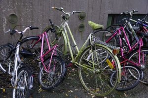 Просьба не кидать почту, она сыпится прямо в квартиру и велики во дворе где мы жили.